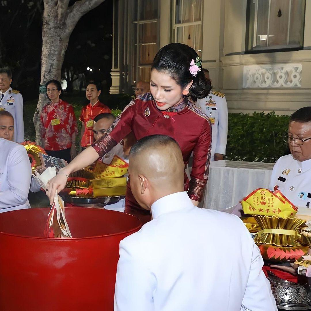 泰国王室璀璨明珠——诗妮娜的最新照片亮相