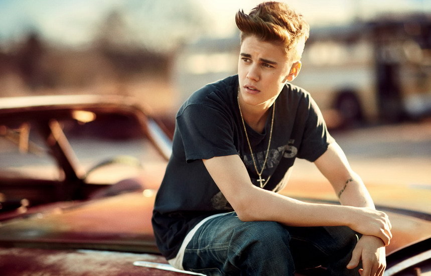 Justin Bieber最新照片展现独特魅力与风采